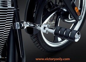 victory_motorcycle_cruiser_pegs_highway_chrome